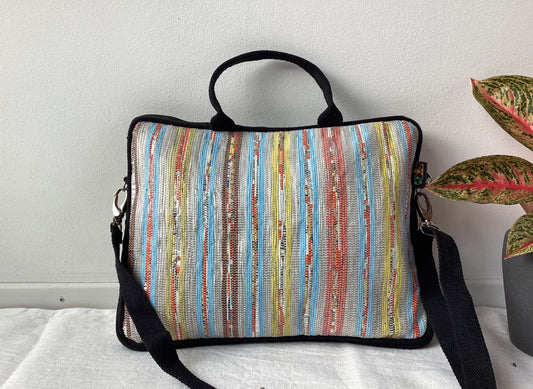 Handgefertigte Laptop-Tasche aus recycelten Plastiktüten