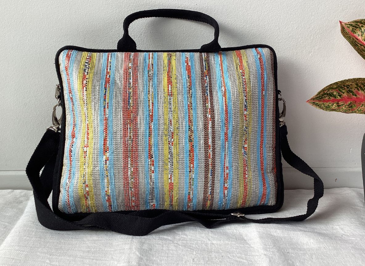 Handgefertigte Laptop-Tasche aus recycelten Plastiktüten