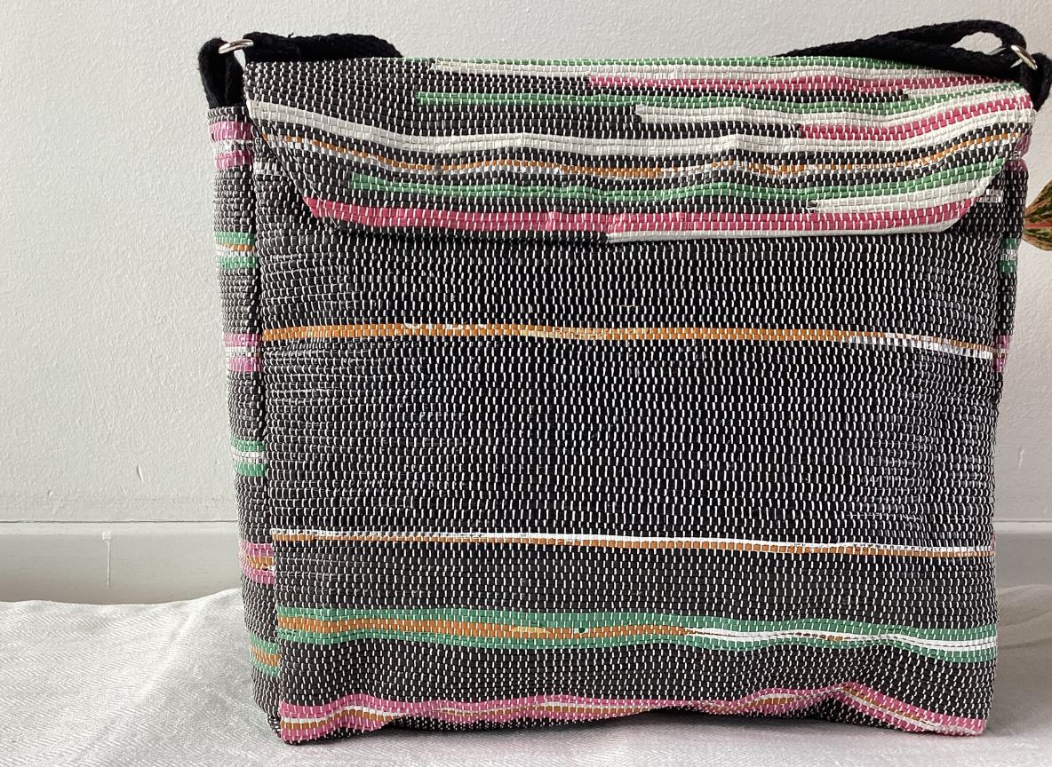 Handgefertigte Designer Messenger-Tasche aus recycelten Plastiktüten
