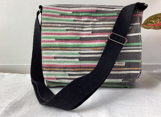 Handgefertigte Designer Messenger-Tasche aus recycelten Plastiktüten