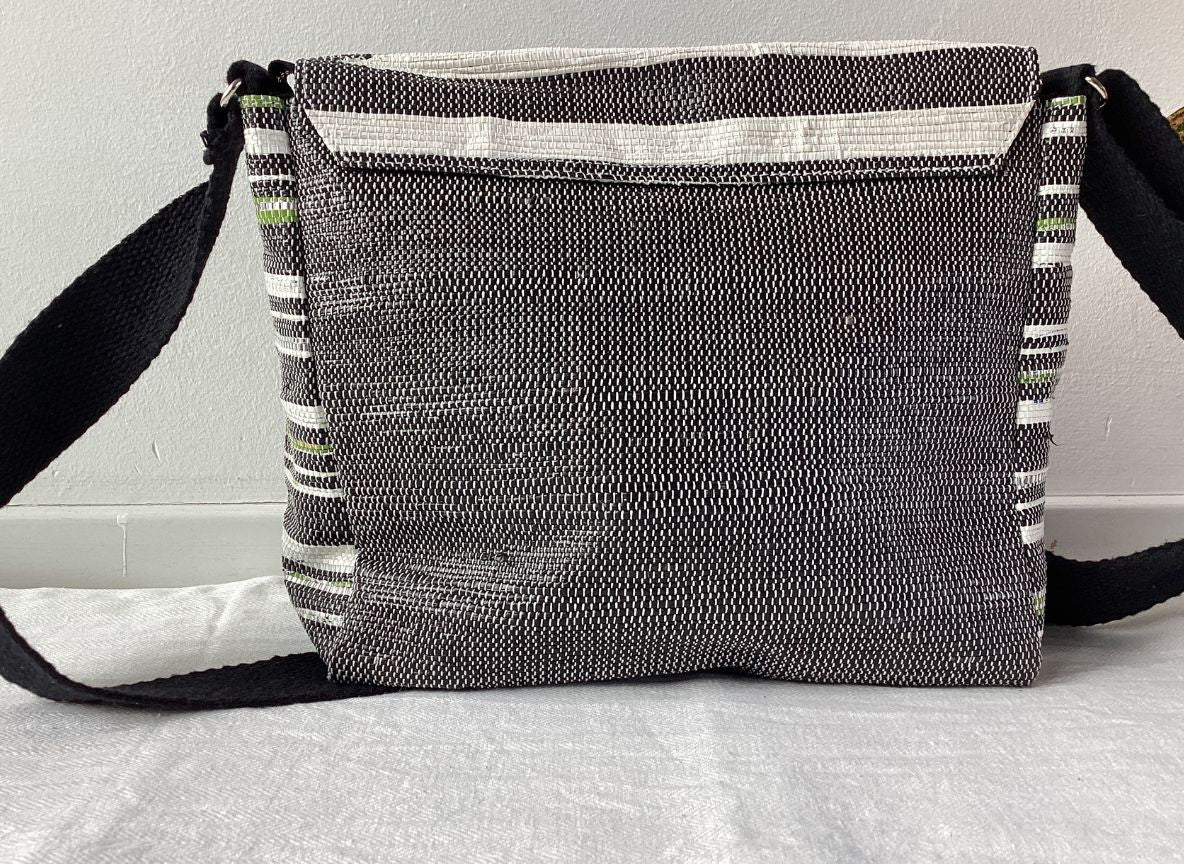 Handgefertigte Designer Messenger-Tasche aus recycelten Plastiktüten