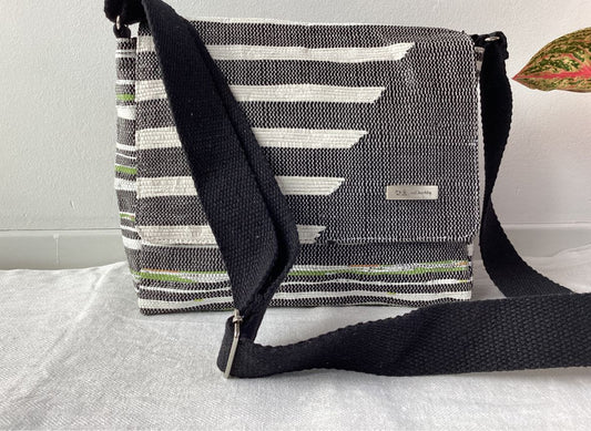 Handgefertigte Designer Messenger-Tasche aus recycelten Plastiktüten