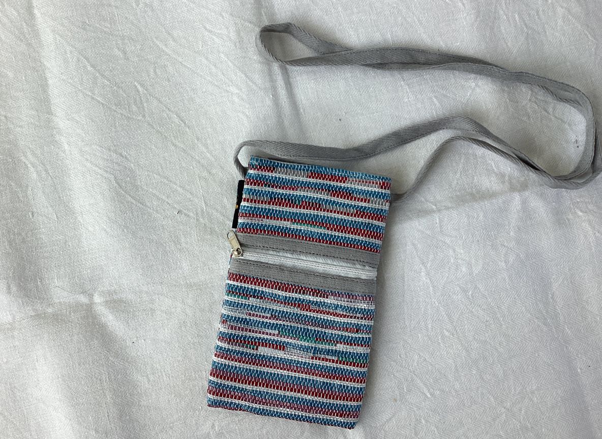 Handgefertigte Handytasche aus recycelten Plastiktüten