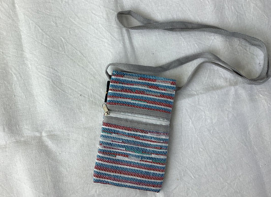 Handgefertigte Handytasche aus recycelten Plastiktüten