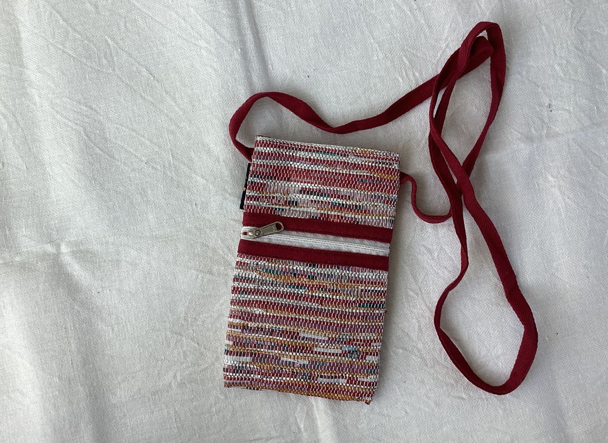 Handgefertigte Handytasche aus recycelten Plastiktüten