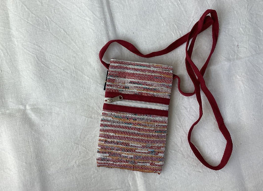 Handgefertigte Handytasche aus recycelten Plastiktüten