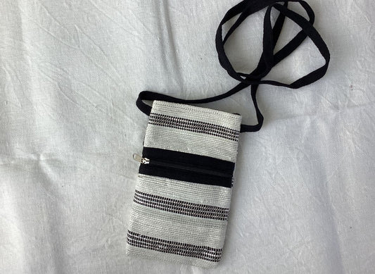 Handgefertigte Handytasche aus recycelten Plastiktüten
