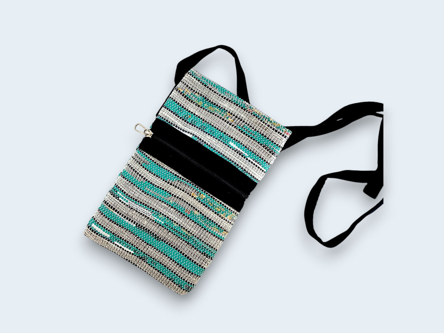 Handgefertigte Handytasche aus recycelten Plastiktüten