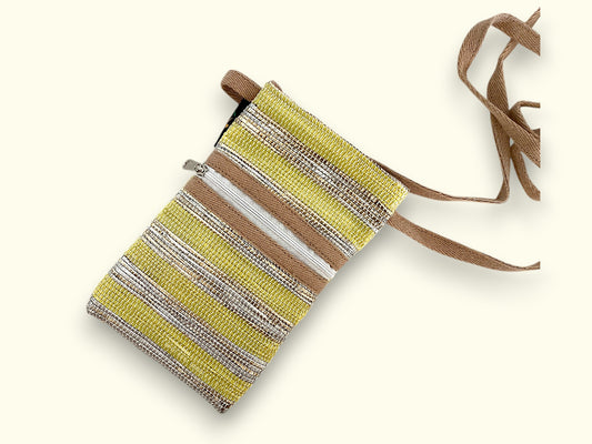 Handgefertigte Handytasche aus recycelten Plastiktüten
