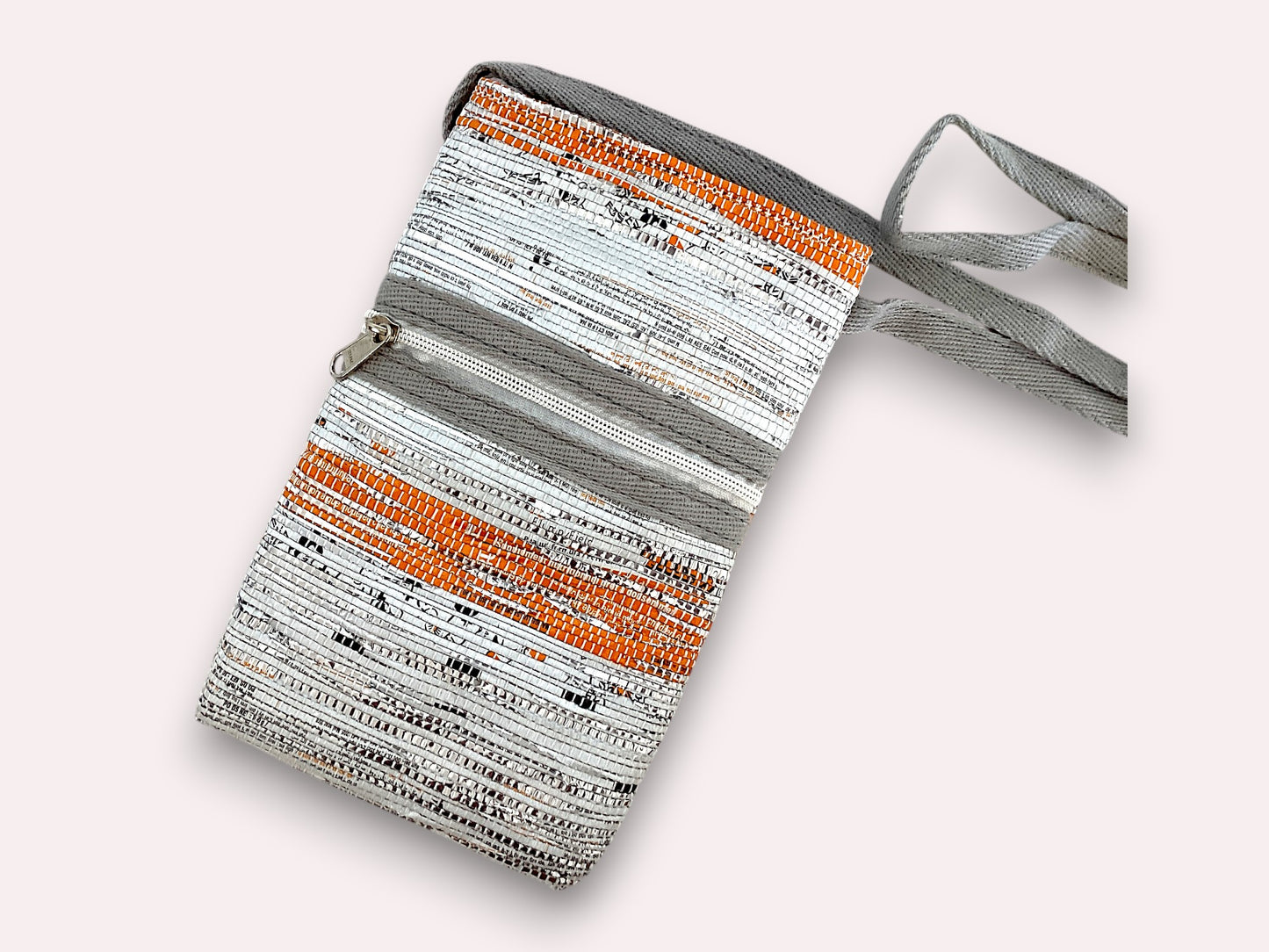 Handgefertigte Handytasche aus recycelten Plastiktüten