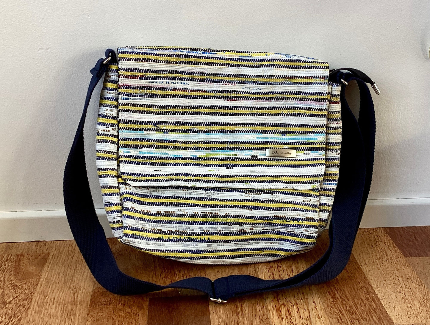 reCharkhas handgefertigte Messenger-Tasche aus recycelten Plastiktüten