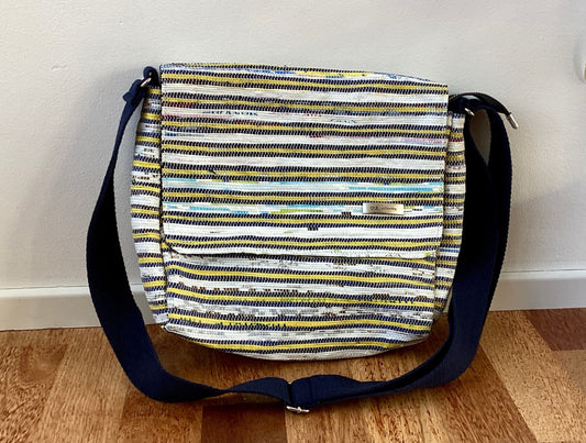 reCharkhas handgefertigte Messenger-Tasche aus recycelten Plastiktüten