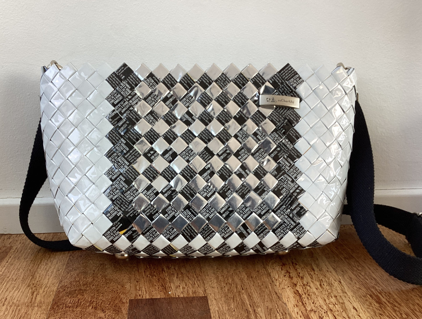 reCharkhas handgefertigte Origami-Basketry-Tasche aus recycelten Plastiktüten