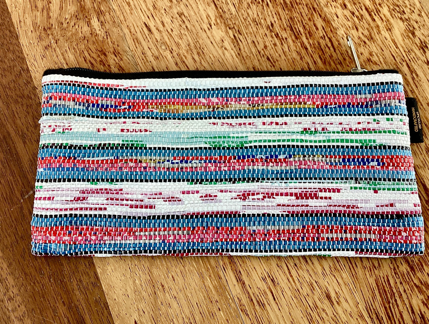 reCharkhas handgefertigte Stifteetui aus recycelten Plastiktüten