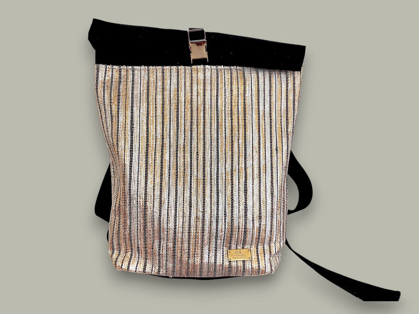 Handgefertigter Rucksack aus recycelten Plastiktüten