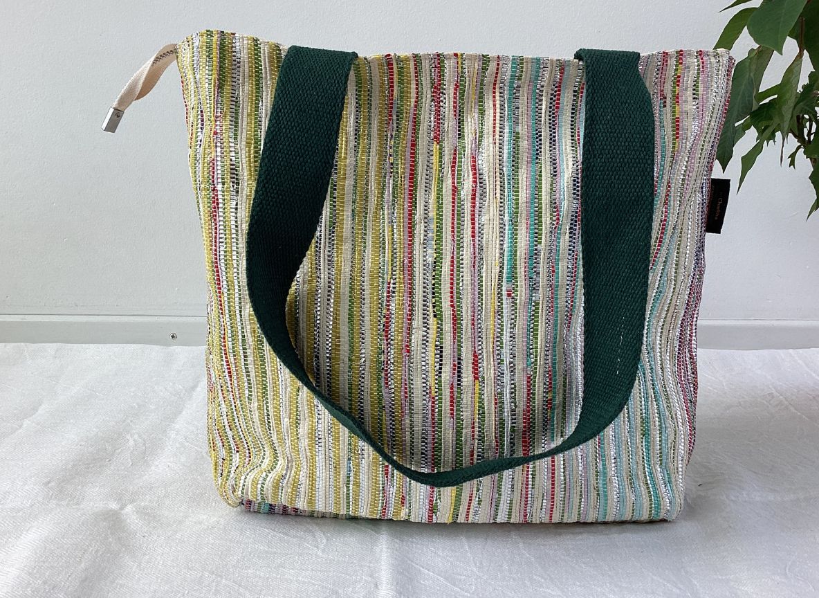 Handgefertigter Shopper aus recycelten Plastiktüten