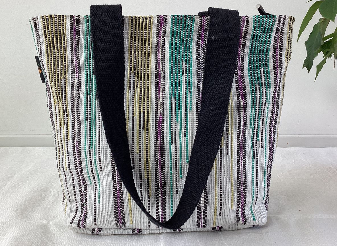 Handgefertigter Designer Shopper aus recycelten Plastiktüten