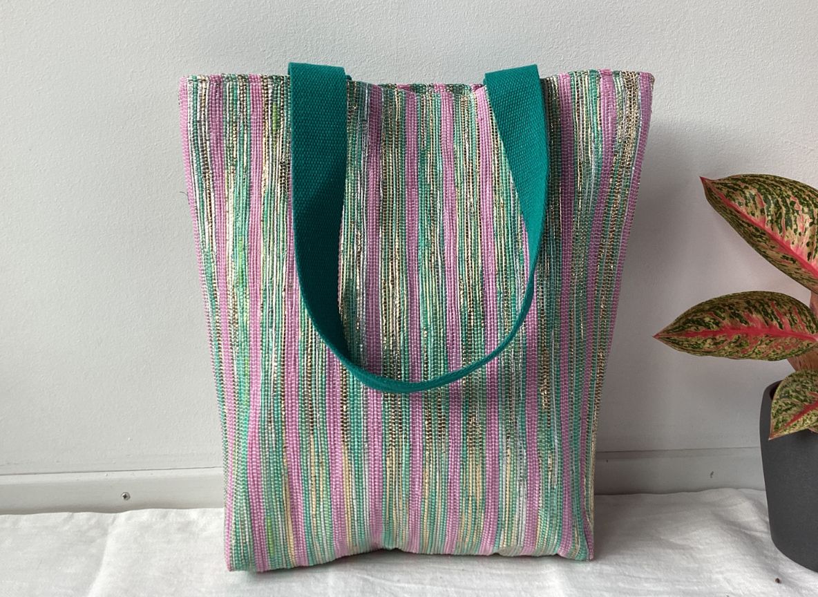Handgefertigter Shop N Go aus recycelten Plastiktüten