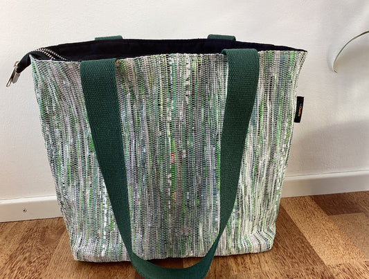 reCharkhas handgefertigter Shopper aus recycelten Plastiktüten