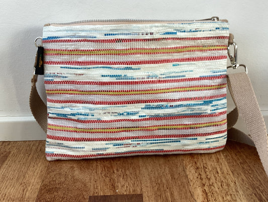 reCharkhas handgefertigte Umhängetasche aus recycelten Plastiktüten