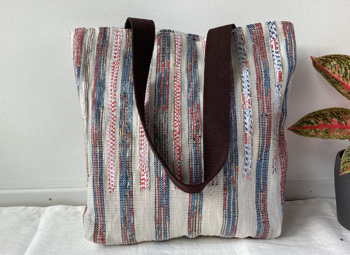 Handgefertigter Designer Shop N Go aus recycelten Plastiktüten