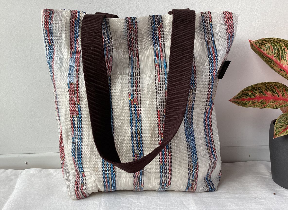 Handgefertigter Designer Shop N Go aus recycelten Plastiktüten