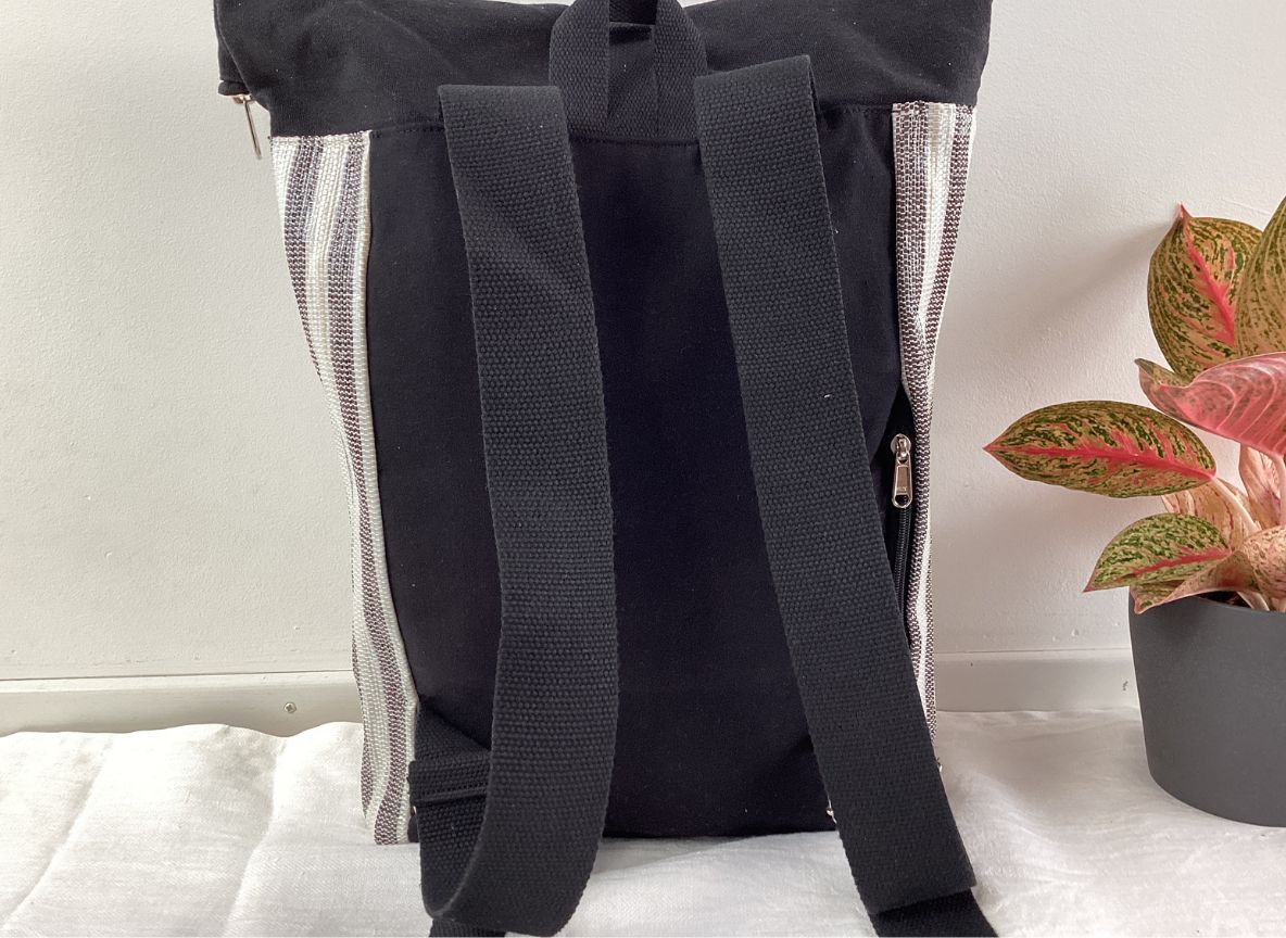 Handgefertigter Rucksack aus recycelten Plastiktüten