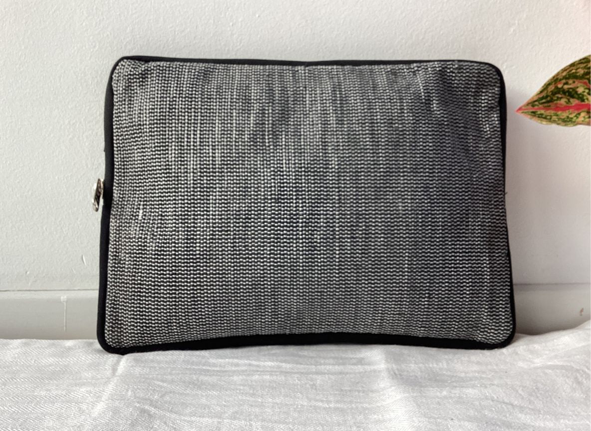 Handgefertigte Tablet-Tasche aus recycelten Plastiktüten