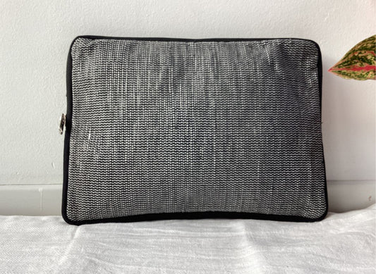 Handgefertigte Tablet-Tasche aus recycelten Plastiktüten
