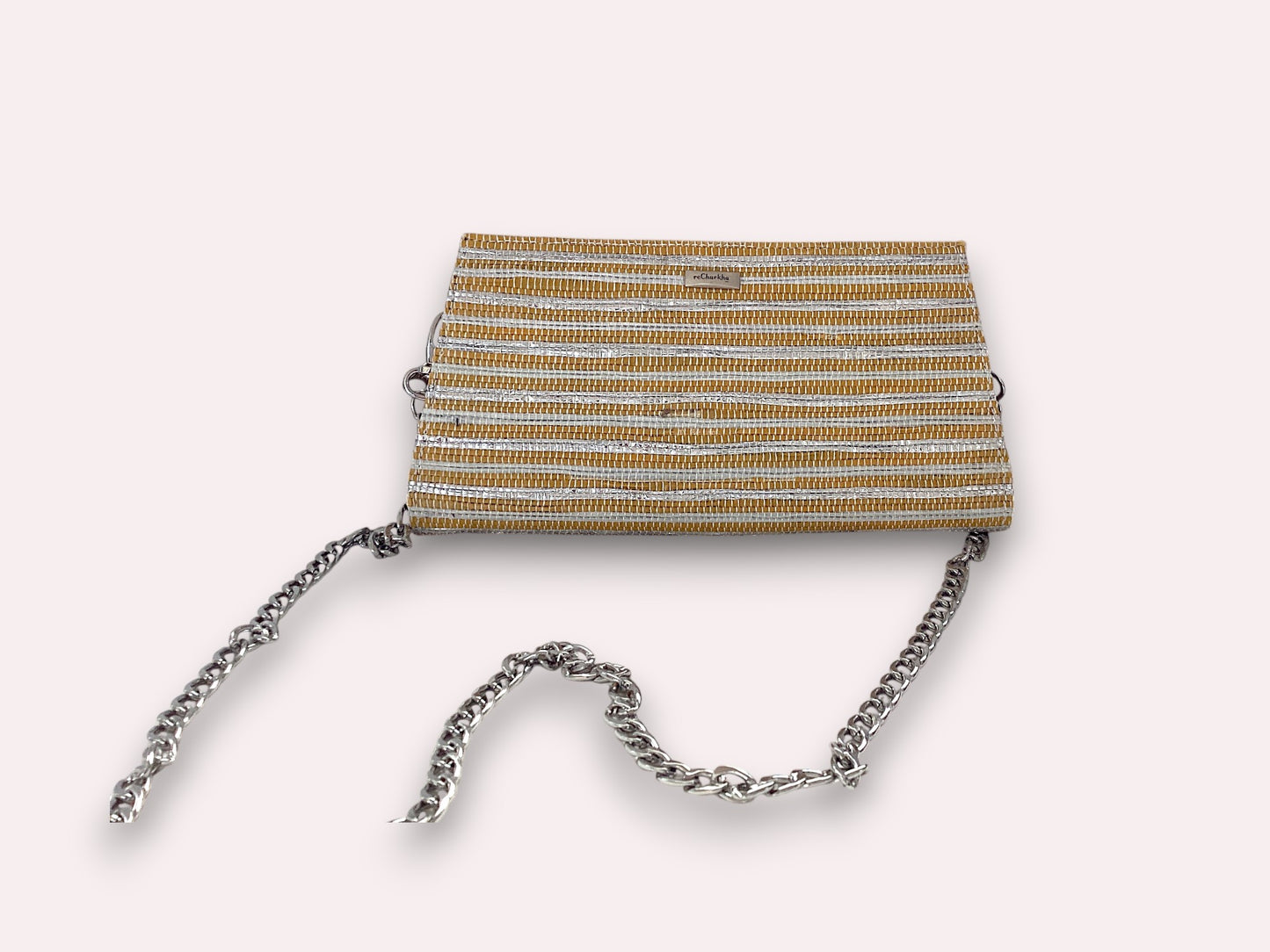 Handgefertigte Clutch aus recycelten Plastiktüten