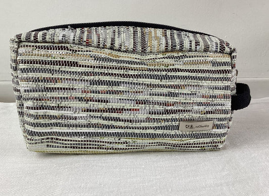 Handgefertigte Reisetasche aus recycelten Plastiktüten