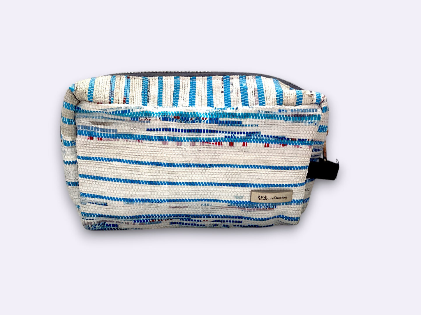 Handgefertigte Reisetasche aus recycelten Plastiktüten