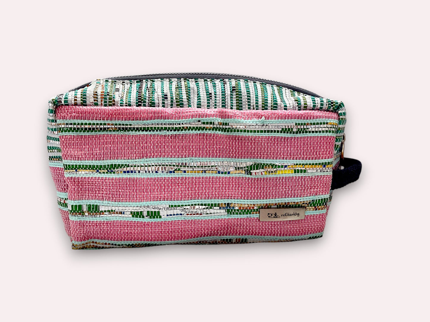 Handgefertigte Reisetasche aus recycelten Plastiktüten