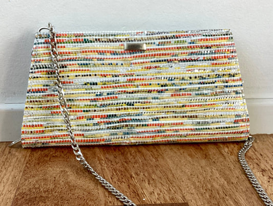 reCharkhas handgefertigte Clutch aus recycelten Plastiktüten