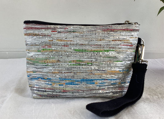 Handgefertigte Handgelenk-Tasche aus recycelten Plastiktüten