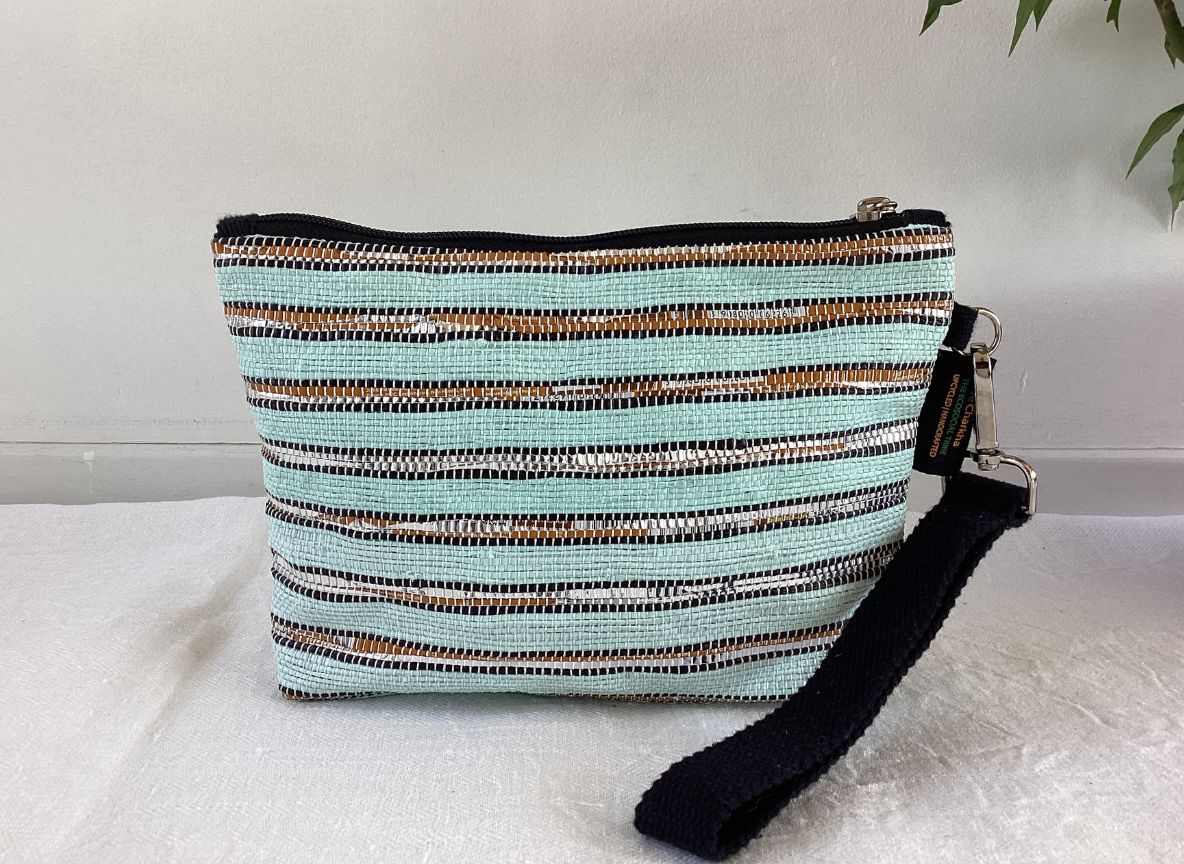 Handgefertigte Handgelenk-Tasche aus recycelten Plastiktüten