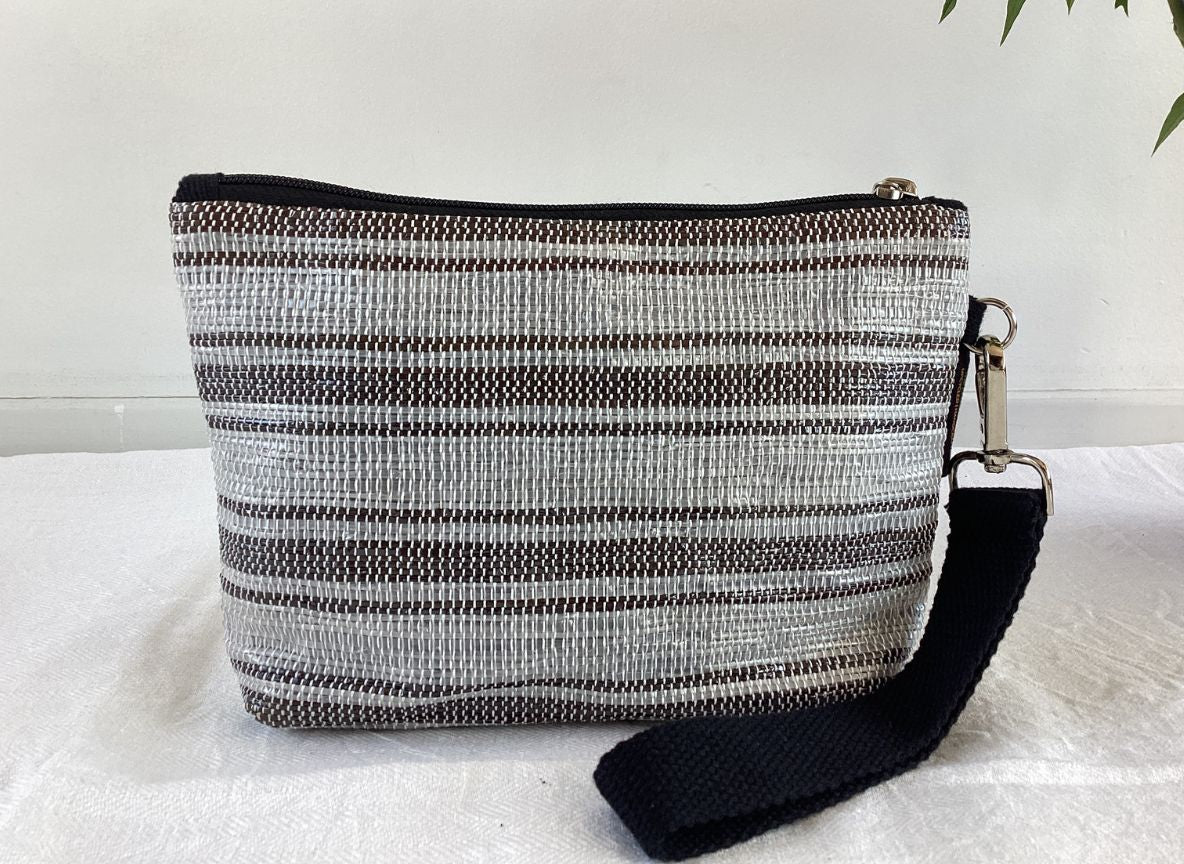 Handgefertigte Handgelenk-Tasche aus recycelten Plastiktüten