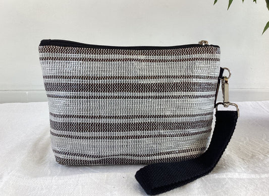 Handgefertigte Handgelenk-Tasche aus recycelten Plastiktüten