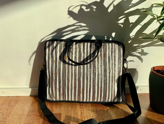 Handgefertigte Laptop-Tasche aus recycelten Plastiktüten - Chamak