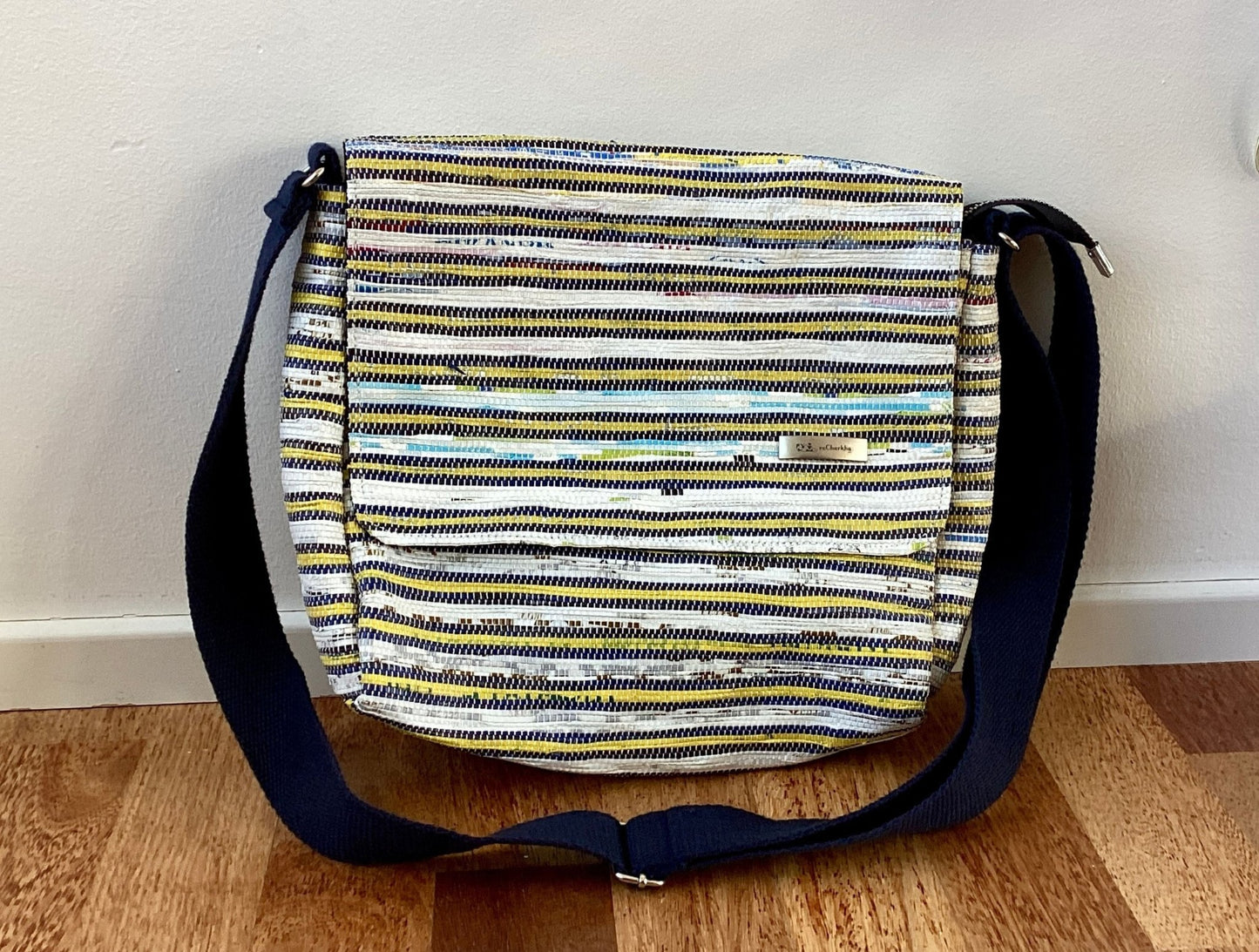 Handgefertigte Messenger-Tasche aus recycelten Plastiktüten - Chamak