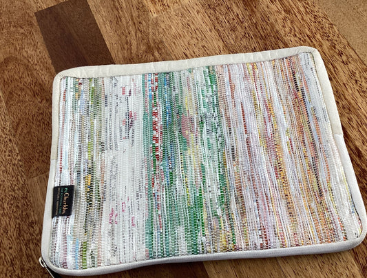 Handgefertigte Tablet-Tasche aus recycelten Plastiktüten - Chamak